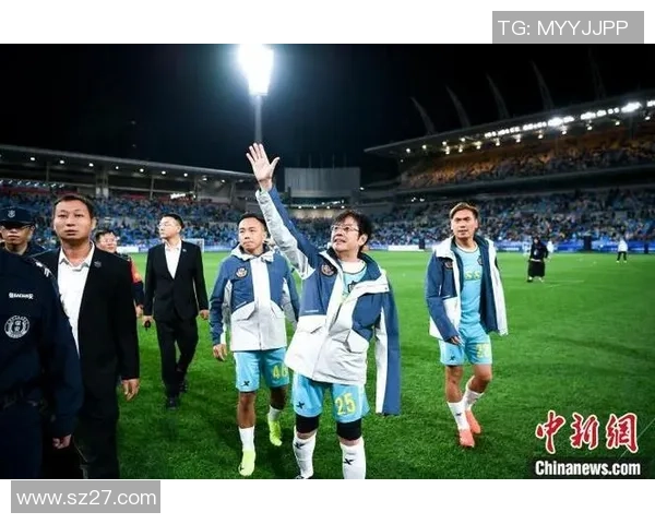 足球明星为队友送上新手机展现深厚友谊与团队精神 足球明星为队友送上新手机展现深厚友谊与团队精神