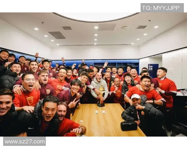 足球明星盛装出席颁奖典礼合影留念展现风采与荣耀 足球明星盛装出席颁奖典礼合影留念展现风采与荣耀